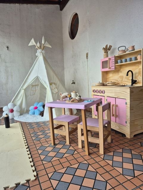 Teepee com mesinha e cadeiras infantis de madeira